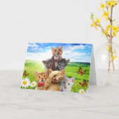 Carte Chatons amusants dans le champ vert. (Fleur jaune)