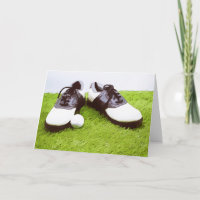Chaussure de golf avec balle de golf sur vert