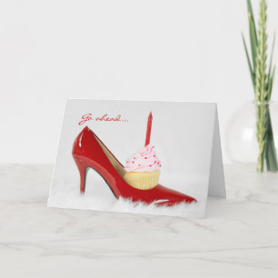 Carte chaussure et petit gâteau rouges d'anniversaire