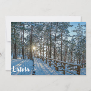 Carte Chemin en bois sur la forêt d'hiver enneigée