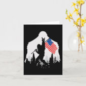 Carte Chemise de juillet Bigfoot Sasquatch Drapeau améri (Fleur jaune)