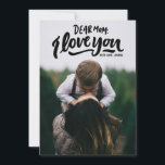 Carte Chère maman, je t'aime main en train de laisser la<br><div class="desc">Carte à plat Whimsical Happy Mother's Day avec lettrage manuel "ma mère chère : je t'aime" et motif floral. Customisez cette carte en ajoutant votre propre photo et vos textes. Cette carte sera également parfaite comme cadeau d'anniversaire.</div>