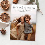 Carte Chéri moderne chaque instant Enfants Noël de famil<br><div class="desc">Voici notre "Modern Cherish Every Moment Kids Family Christmas Card" - une façon délicieuse d'embrasser la saison des fêtes avec vos proches. Ces cartes de Noël familiales sont conçues pour capturer l'essence de la saison tout en soulignant l'importance des liens familiaux et chérir chaque instant ensemble. Avec une photo de...</div>