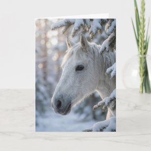 Carte Cheval blanc de Noël dans un pin enneigé