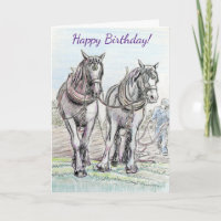 Chevaux de trait labourant l'anniversaire de champ