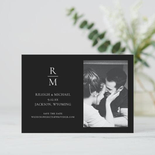 Carte Chic Noir Monogramme Mariage Enregistrer la Date P (Debout devant)
