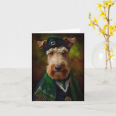 Carte chien airedale à la Saint-Patrick (Fleur jaune)