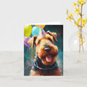 Carte Chien Airedale avec casquette d'anniversaire et ba (Fleur jaune)