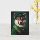Carte chien akita en tenue de la Saint-Patrick (Fleur jaune)