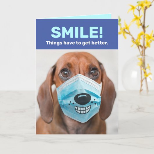 Carte Chien Avec Masque Souriant - Les Choses Vont S'Amé (Fleur jaune)
