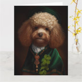 Carte Chien Caniche en tenue de la Saint-Patrick (Fleur jaune)