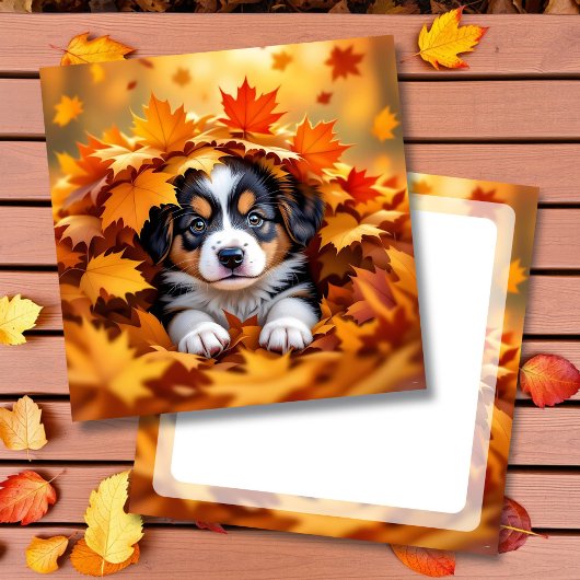 Carte Chien chic mignon dans les feuilles d'automne