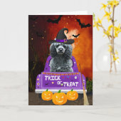 Carte Chien de caniche dans un camion Halloween (Fleur jaune)
