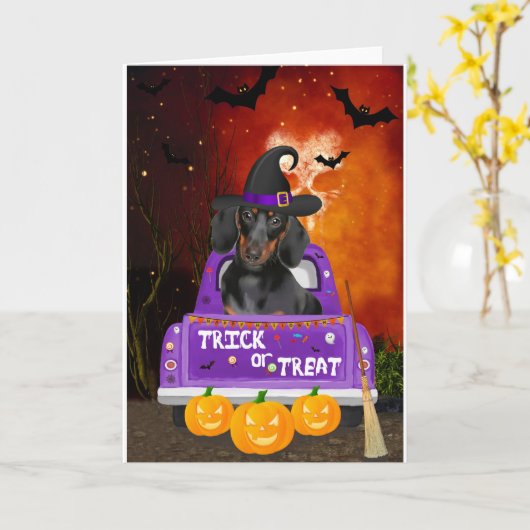 Carte Chien de Dachshund dans un camion Halloween (Fleur jaune)