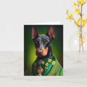 Carte Chien Doberman en robe de la Saint-Patrick (Fleur jaune)
