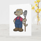 Carte Chien en fermier avec râteau et chapeau (Fleur jaune)