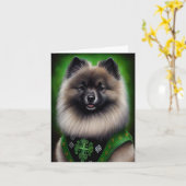 Carte Chien Keeshond en robe de la Saint-Patrick (Fleur jaune)