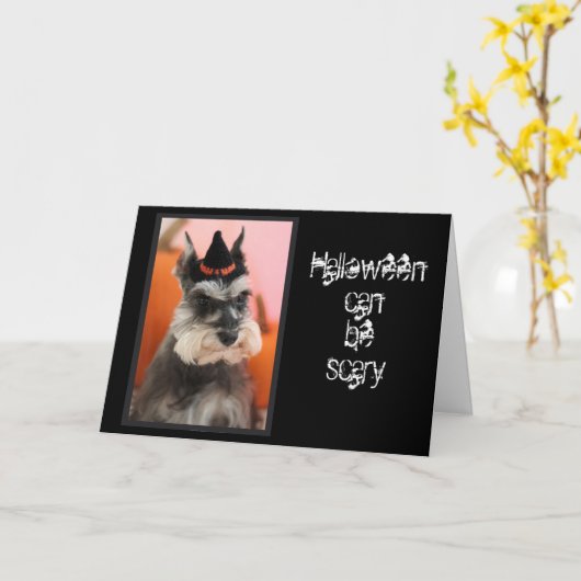Carte Chien mignon heureux de Schnauzer de Halloween (Fleur jaune)