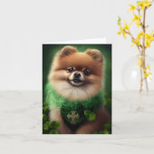 Carte Chien Pomeranian en tenue de la Saint-Patrick (Fleur jaune)