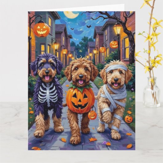 Carte Chiens Bernedoodle faisant Trick-or-Treating en te (Fleur jaune)