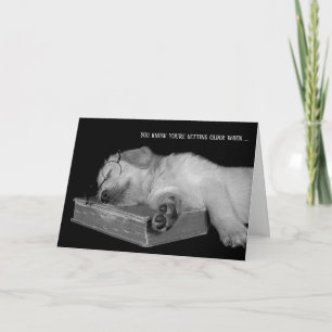 Carte chiot d'un récupérateur d'humour doré sur le livre