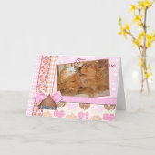 Carte chiots de repérage d'or d'anniversaire dans un cad (Fleur jaune)