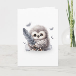Carte Chouette ronde adorable tenant un blanc de plume