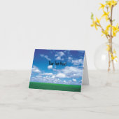 Carte ciel bleu avec nuages duveteux et herbe vert (Fleur jaune)
