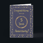 Carte Cinq ans d'anniversaire de l'entreprise Navy et Go<br><div class="desc">Des points dorés rendus numériquement forment l'arrière-plan de cette carte marine saisissante. Un cercle plus grand contient cinq ans sur cette carte d'anniversaire de l'employé. Votre employé sera fier d'afficher cette carte joyeuse d'anniversaire de travail !</div>
