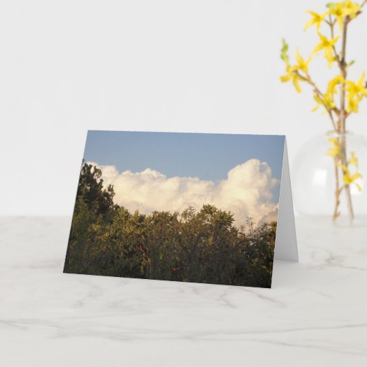 Carte Clouds de Puffy blanc sur l'Arrière - plan de Tree (Fleur jaune)