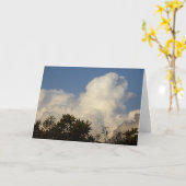 Carte Clouds de Puffy blanc sur l'Arrière - plan de Tree (Fleur jaune)