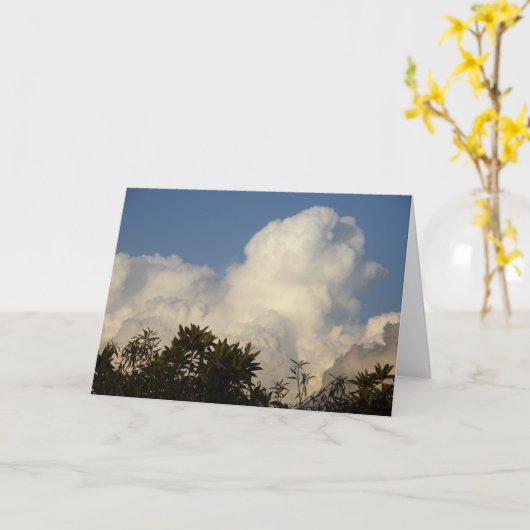 Carte Clouds de Puffy blanc sur l'Arrière - plan de Tree (Fleur jaune)