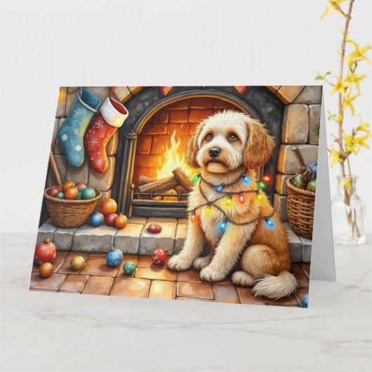 Carte Cockapoo Sitting by Fireplace with Christmas Light (Fleur jaune)