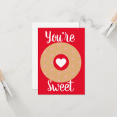 Carte Cœur de donut rose rouge Saint-Valentin moderne (Devant/Arrière en situation)