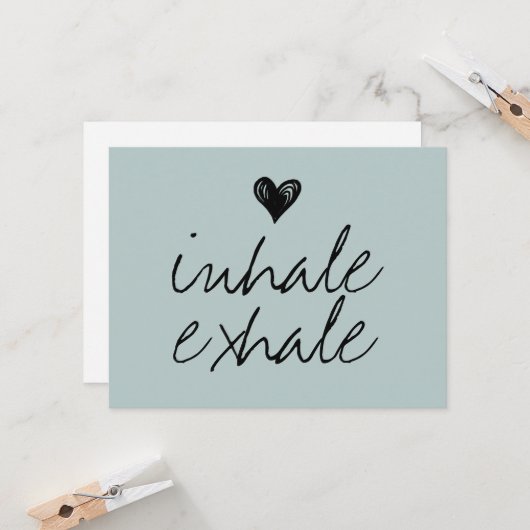 Carte Coeur moderne citation bleue poussiéreuse minimale (Devant/Arrière en situation)