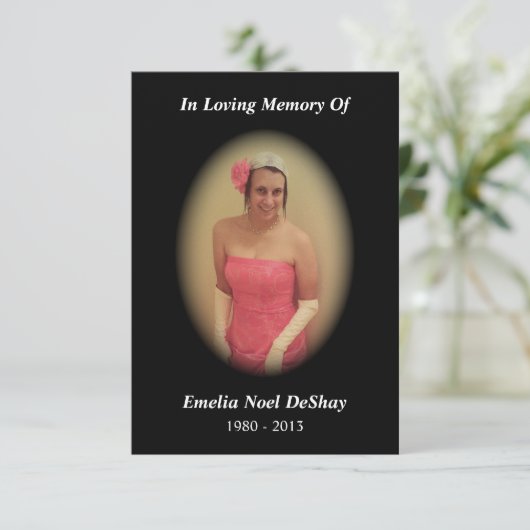 carte commémorative (noir) (Debout devant)