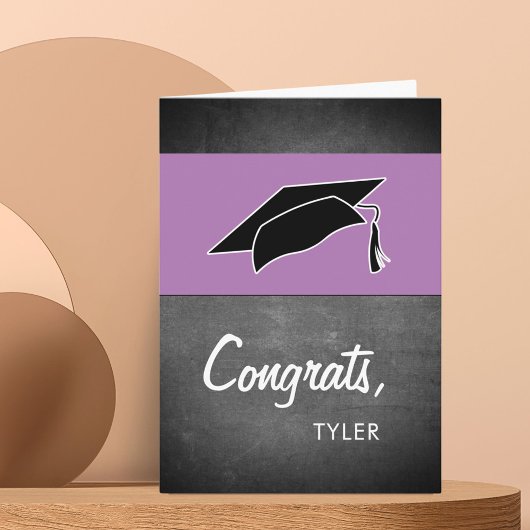 Carte Congrats violets moderne Chalkboard Graduation Cap