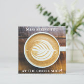 Carte Coupe de latte de café avec mousse de forme feuill (Debout devant)