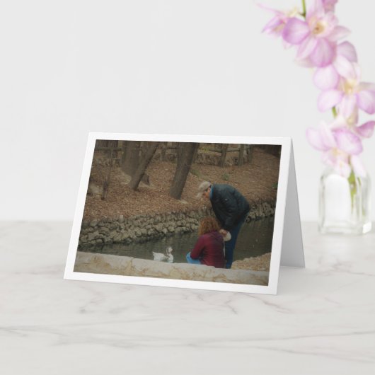 Carte Couple nourrissant un canard dans le parc San Vice (Orchidée)
