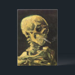 Carte Crâne avec cigarette brûlante par Vincent van Gogh<br><div class="desc">Crâne avec Cigarette Brûlante par Vincent van Gogh est un post impressionnisme d'art vintage de peinture à vie morte. Portrait du squelette humain fumant. Grande image à utiliser pour les produits anti-tabac. Fumer tue 1 000 personnes chaque année, aider quelqu'un à arrêter de fumer aujourd'hui. Grande image pour Halloween ou...</div>