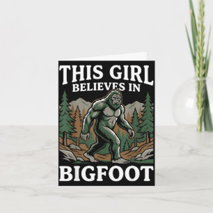 Carte Croyante en Bigfoot fille sasquatch forêt cryptide