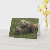 Carte Cubs d'ours Brown se léchant avec leur mère (Fleur jaune)