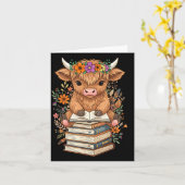 Carte Cute Baby Highland Cow Reading Book Librarian Book (Fleur jaune)
