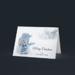 Carte Cute Snowman au photographe de Christmas<br><div class="desc">Carte de Noël avec une photo mignonne avec un petit bonhomme de neige. Debout dehors en hiver avec de la neige qui tombe tout autour. Ce mignon petit gars est habillé en vêtements de plein air tricotés bleus. Un peu de bokeh blanc/gris s'enflamme dans l'arrière - plan.</div>