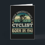 Carte Cycliste né 1941 80e anniversaire Cadeau à vélo pa<br><div class="desc">Ne sous-estimez jamais un cycliste né en 1941. Pour les cyclistes qui aiment le vélo,  le vélo,  l'équitation et le VTT. Amusant 80e anniversaire,  Fête des pères ou cadeau de Noël pour les hommes,  les femmes.</div>