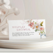 Carte D'accompagnement Affichage de fleurs sauvages rustiques sous la dou