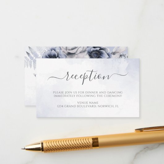Carte D'accompagnement Aquarelle bleu Dusty Réception de mariage floral (Devant/Arrière en situation)