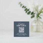 Carte D'accompagnement Bleu Marine | Code QR de mariage Capturer l'Amour (Debout devant)