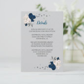 Carte D'accompagnement bleu marine & fleurs blanches argent détails feuil (Debout devant)
