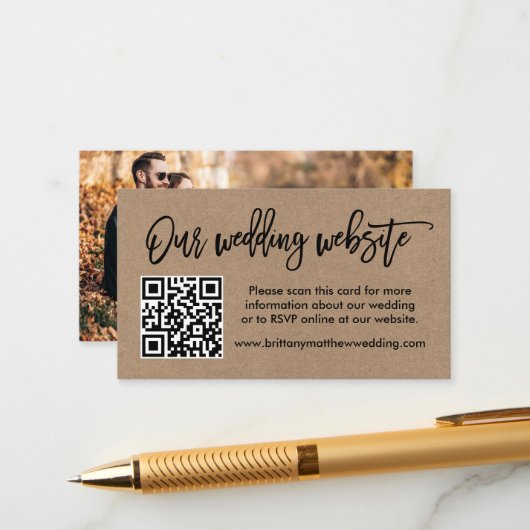 Carte D'accompagnement Brush Script Kraft Site Mariage QR Photo (Devant/Arrière en situation)